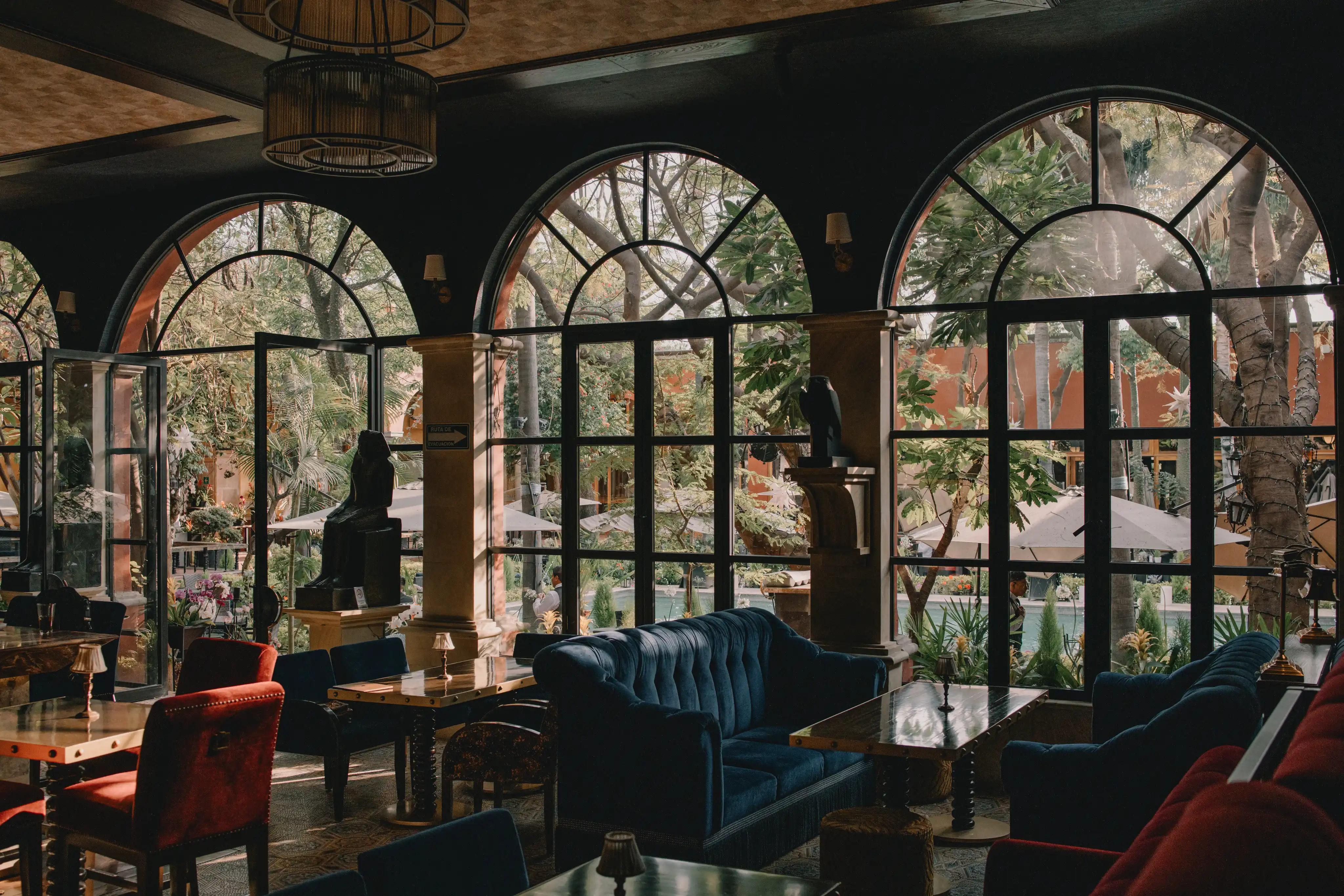 Vista amplia de un espacio para eventos, mostrando la disposición y decoración del lugar.